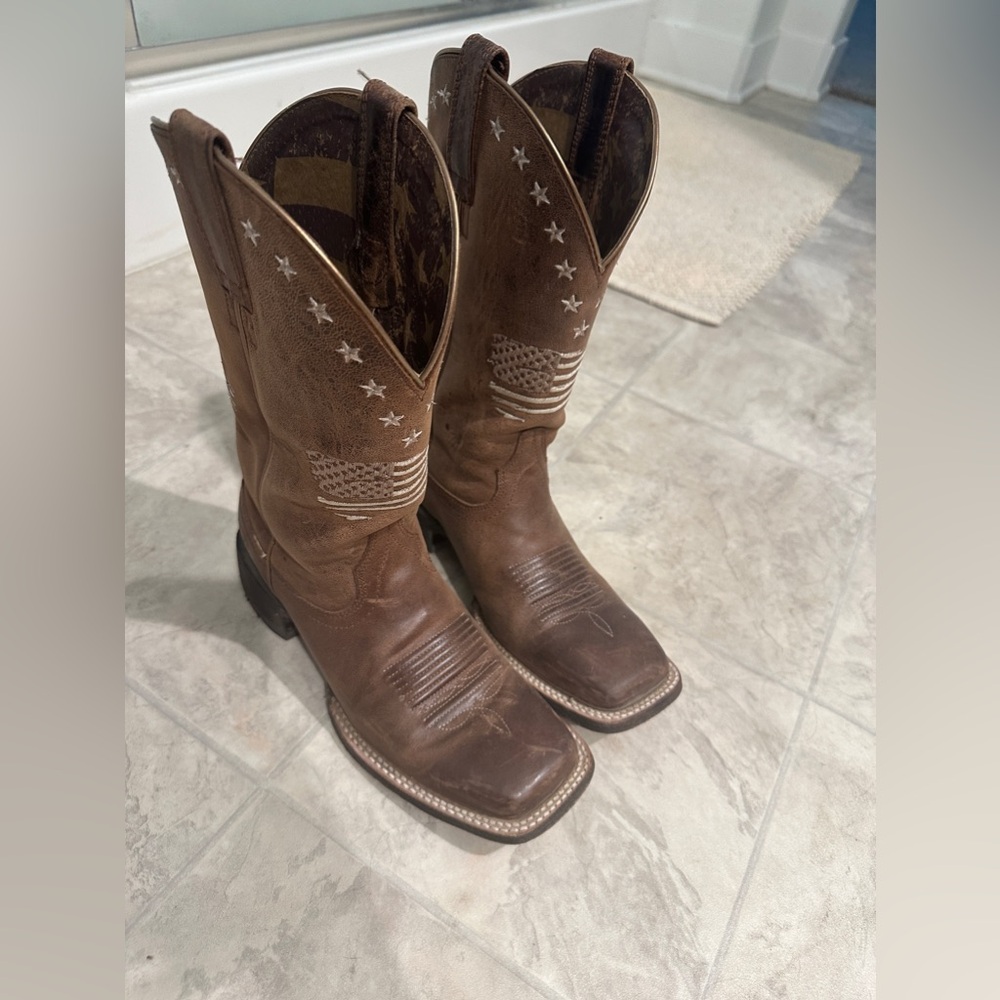 Women’s - Ariat circuit patriot western boots - size 8